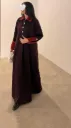 عباية شتوية مبطّنة بياقة وأكمام مطرزة بالصوف يدويًا